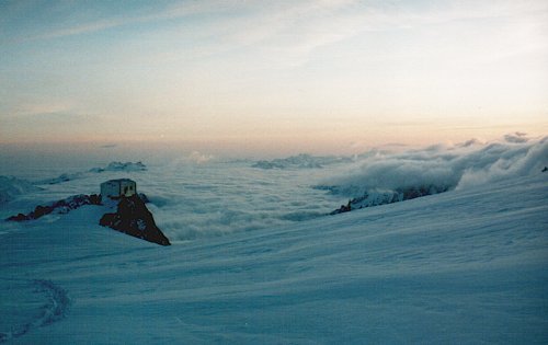 Vallot au petit matin : Mer de nuages et solitude.