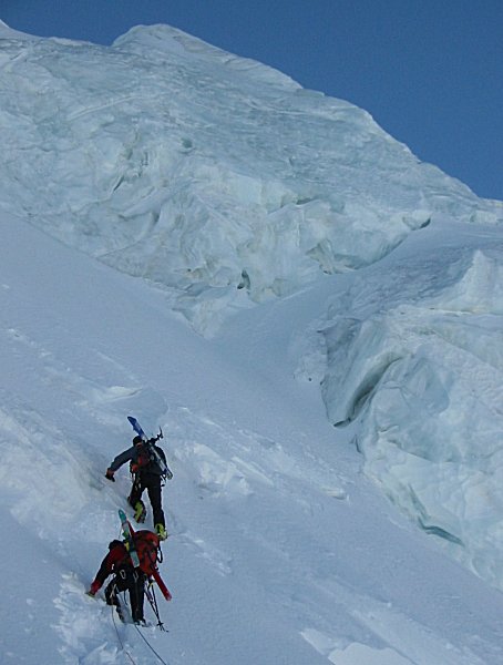 sous les seracs : Dans le couloir du gardien aprés la traversée à droite. Faut trouver un passage !