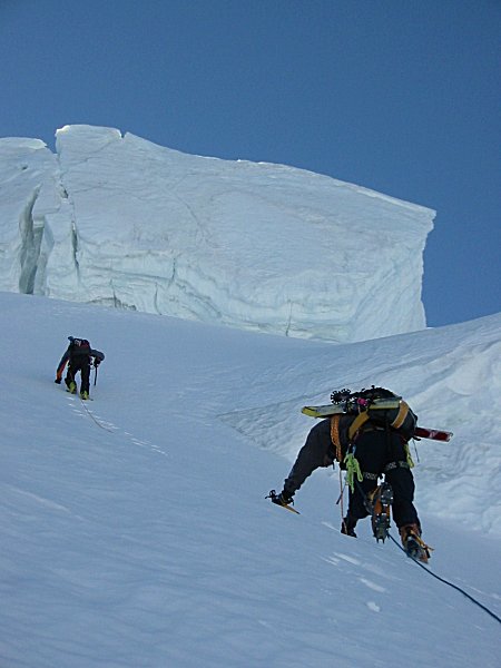 sortie du couloir : Encore 30m et on sera au sommet du couloir, à 4000, hors de danger !