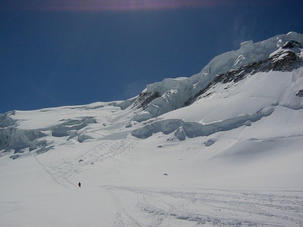 corridor : Vue du plateau de Dejeuner sur le corridor et ses effrayants séracs, ça donne vraiment pas envie de monter par là. Les 3 coulées datent d'aujourd'hui ...