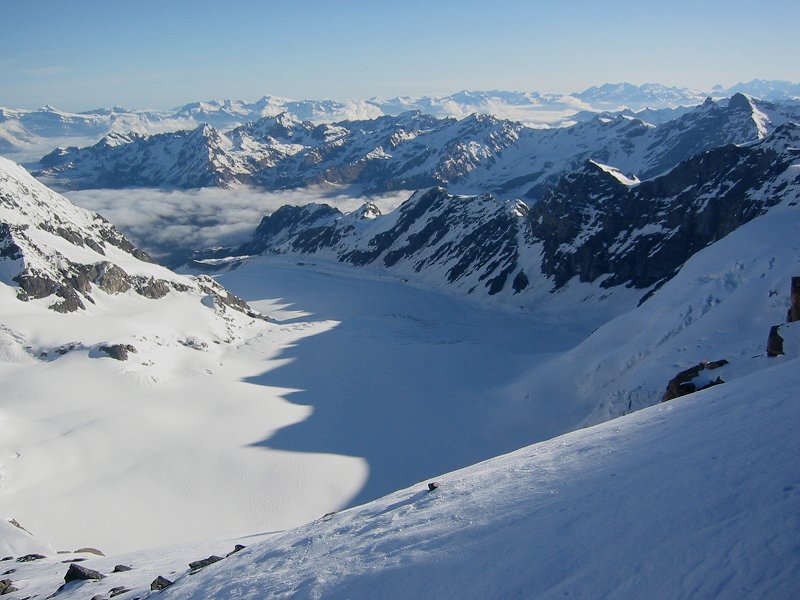 glacier : Vue du plateau du Déjeuner sur le glacier en bas. Cherchez la cabane !