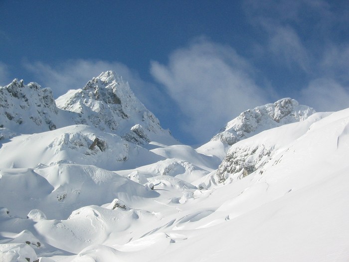 #3 Brêche de Roche Fendue : Vers 2100, la Brêche est en vue. A droite la pointe centrale sud ! Brêche de Roche Fendue : Vers 2100, la Brêche est en vue. A droite la pointe centrale sud !