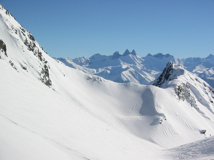 Col des Balmettes : Vue du col du Villonet sur le col des Balmettes et sur les aiguilles d'Arves