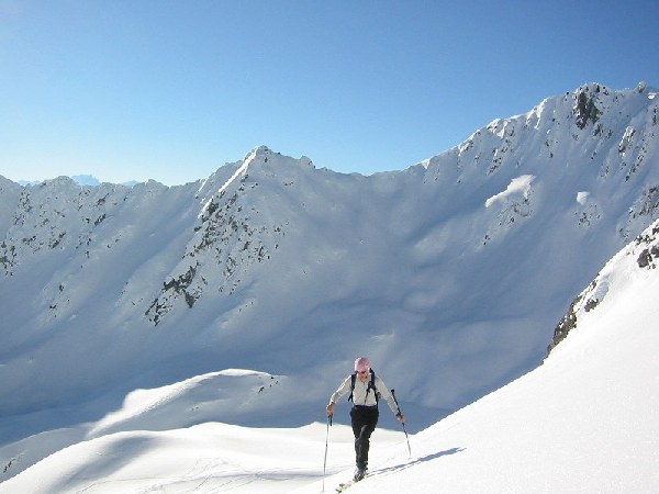 Au dessus du lac des Balmettes : Vers 2300, on sort du raidillon qui défend la "combe suspendue". Derrière, le lac des Balmettes.