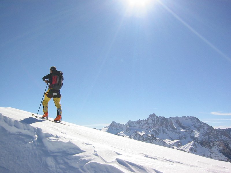 Tête de Girardin : Arrivée à la Tête de Girardin, cornichée. Derrire, l'aiguille de Chambeyron