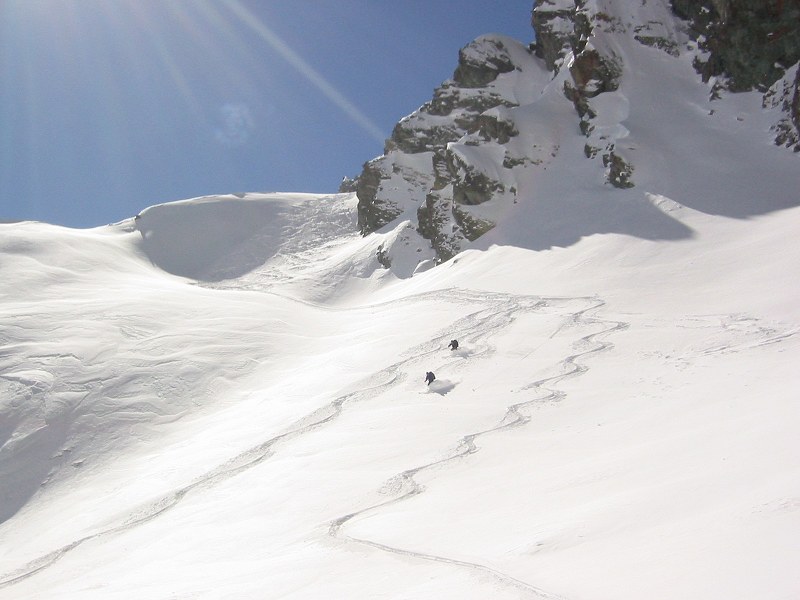 Descente Traversette : Derrière le  col de la traversette, une bonne surprise avec une neige poudreuse. Allez les filles, faites vous plaisir !