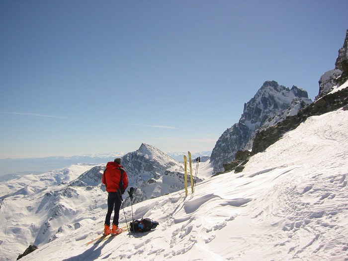 Col de la Traversette : Au col de la Traversette. La descente, trés expo sur les premier mètres va pas nous faire rire...
Quelque part en face, le refuge Q. Sella.