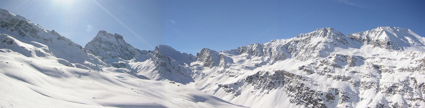 En montant : Vers 2500, en montant à la Traversette, vue sur le Viso, déjà majestueux.