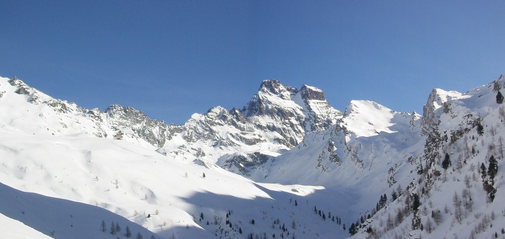 Panoramique Mont Viso : De la route, un dernier regard vers le Viso et la plus belle de toutes ses faces.