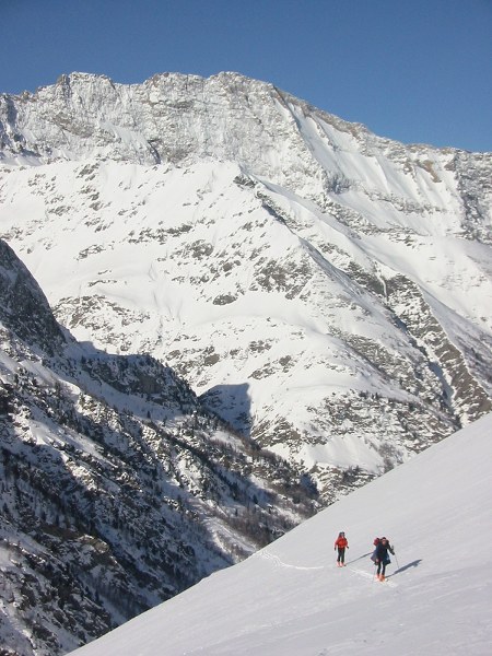 Montée vers la Traversette : On vient d'en finir avec les 8km de route et on s'élève vers la Traversette.