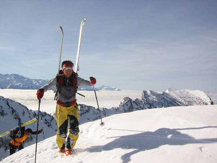 Vers la sortie de couloir : David et Manuel sortent du couloir et arrivent sur l'arête.