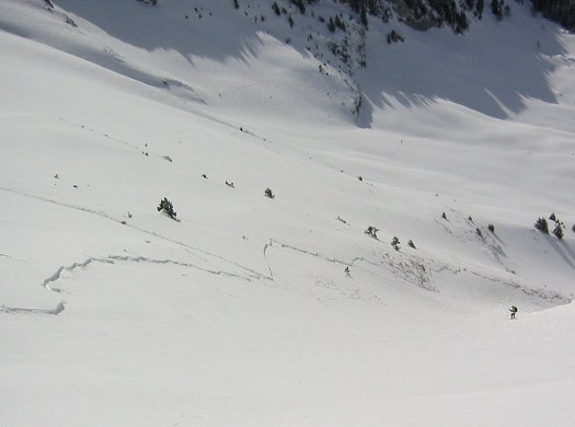 Plaque n°2 : En traversant vers le col de bellefont depuis l'arête, toute la combe la plus proche de la falaise (au dessus de la cabane de bellefont) est partie. On a pu descendre dedans.