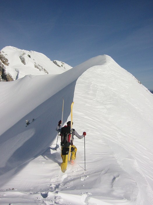 Entre ombre et lumière : Sur la traversée pour rejoindre la face est des lances de Malissard.
La première plaque est partie de la pente de neige sous le sommet. Mattez la falaise dessous...