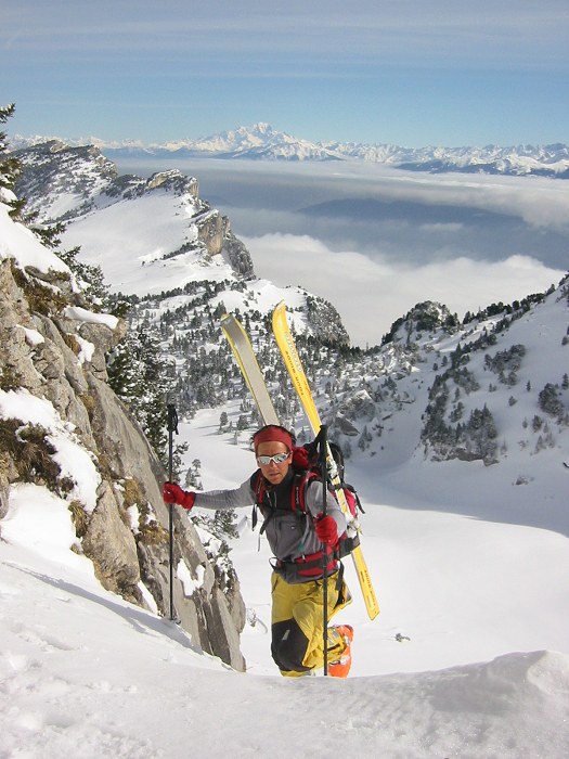 Vers le col de Bellefont : On a tiré au plus sécuritaire et fini skis sur le dos le long de la falaise pour la montée au col de bellefont (Ca partait en plaque de partout).