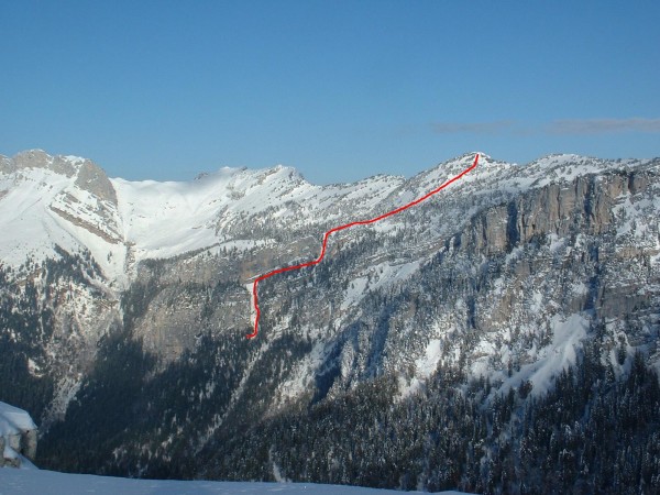 Itinéraire : En rouge, l'itinéraire de montée, vue du roc d'arguille le 06/02/05