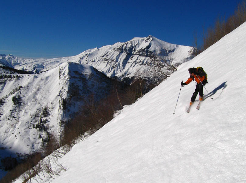 #4 Bas de la face : En arrière plan à droite le Mt Jolly, à gauche en dessous, le Mt Truc et sa face Est plongeant sur Miage. Bas de la face : En arrière plan à droite le Mt Jolly, à gauche en dessous, le Mt Truc et sa face Est plongeant sur Miage.
