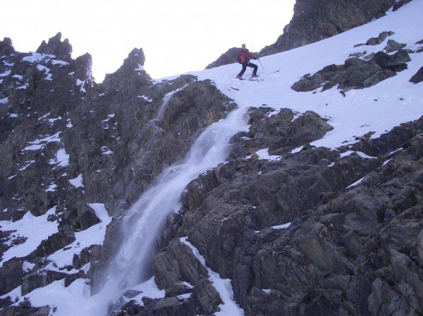 #5 Col de la Balmette : Le versant E du col N de la Balmette. 20 mètres exposés. Pas de problème à la descente, crampons utiles dans le sens E -> O. Col de la Balmette : Le versant E du col N de la Balmette. 20 mètres exposés. Pas de problème à la descente, crampons utiles dans le sens E -> O.