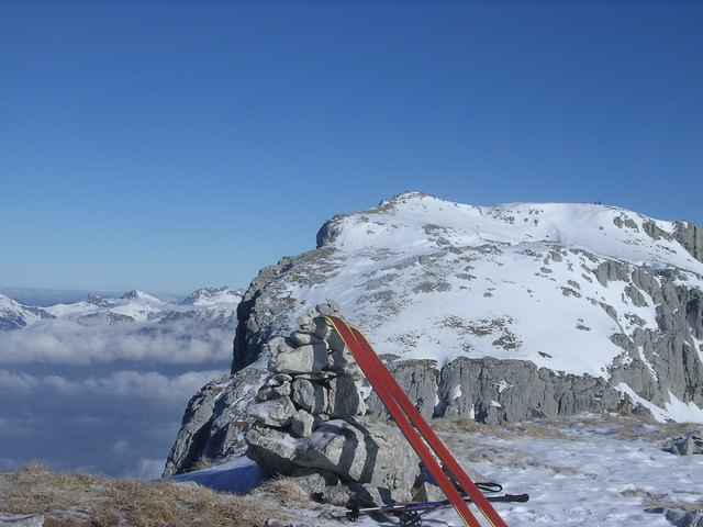 #2 la tour : Vue sur le Gd Bargy, 2 personnes la tour : Vue sur le Gd Bargy, 2 personnes