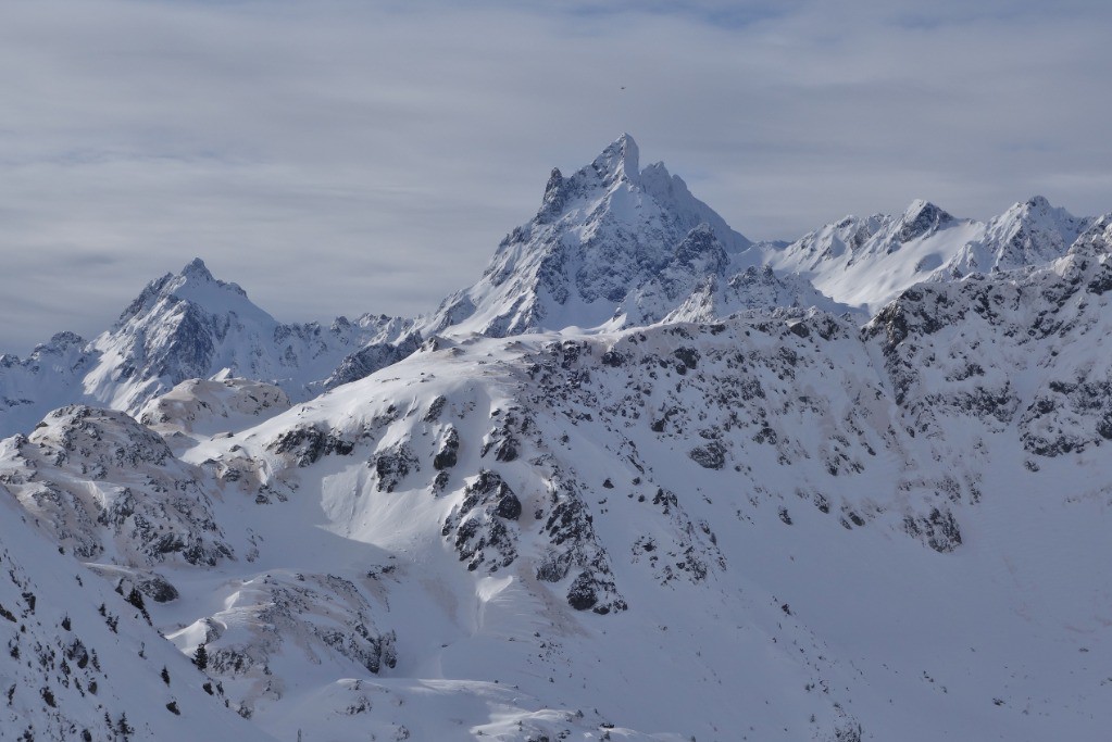 #4 Un hélico qui tourne vers le grand pic Un hélico qui tourne vers le grand pic