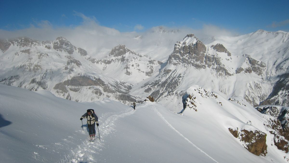 #6 Arrivée sur la crête : Gillou et Ced sur fond de massif des Cerces. Arrivée sur la crête : Gillou et Ced sur fond de massif des Cerces.