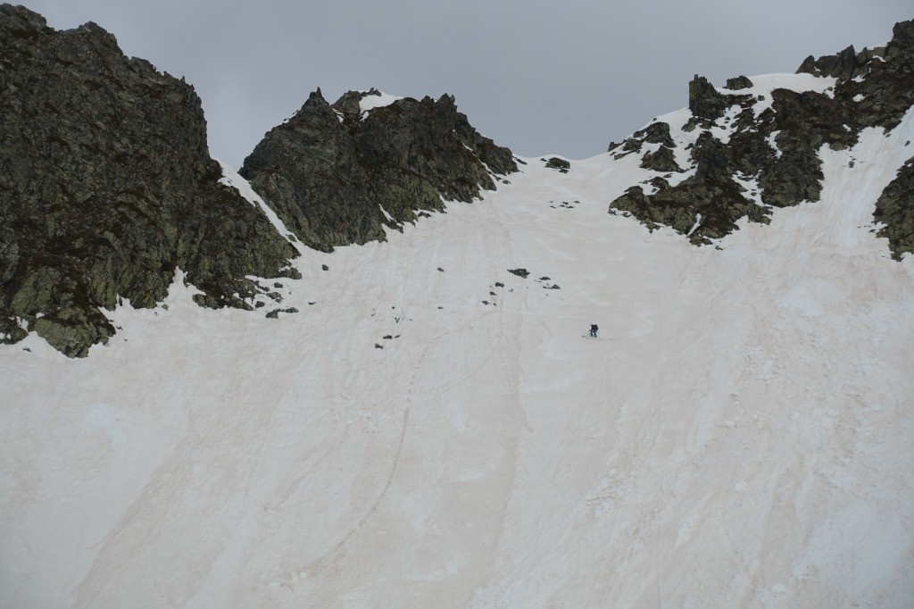 #17 Brèche de l Brèche de l'Homme mort à gauche, notre pente à droite