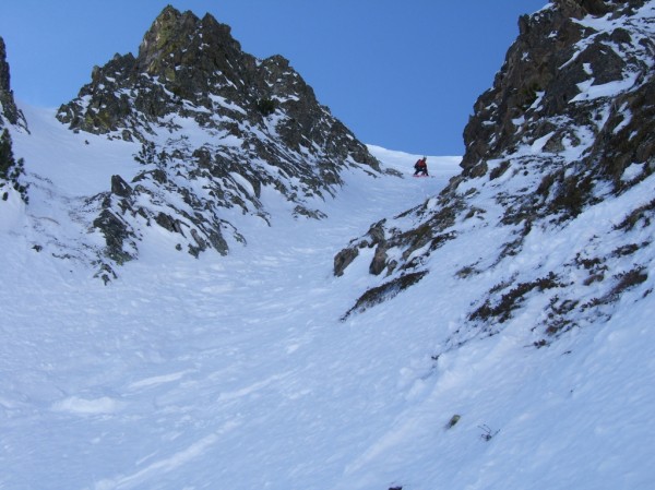 #5 couloir est de la grande roche : l couloir est de la grande roche : l'etroit et raide couloir d'attaque, pas de chance pour le dernier il ne reste que la vieille croute dure
