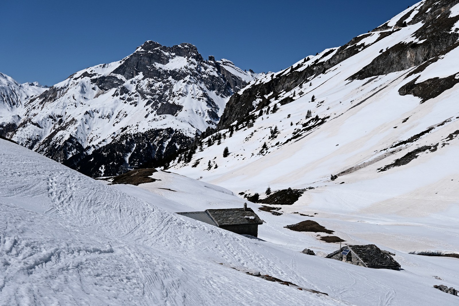 #16 Vers les chalets de la Glière sur une neige désormais plus douce. Vers les chalets de la Glière sur une neige désormais plus douce.