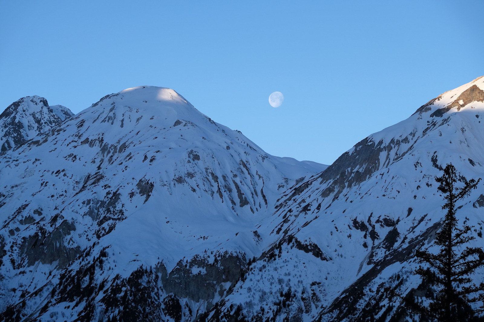 #1 Le soleil se lève sur le petit Mont-Blanc alors que la lune est encore présente. Le soleil se lève sur le petit Mont-Blanc alors que la lune est encore présente.