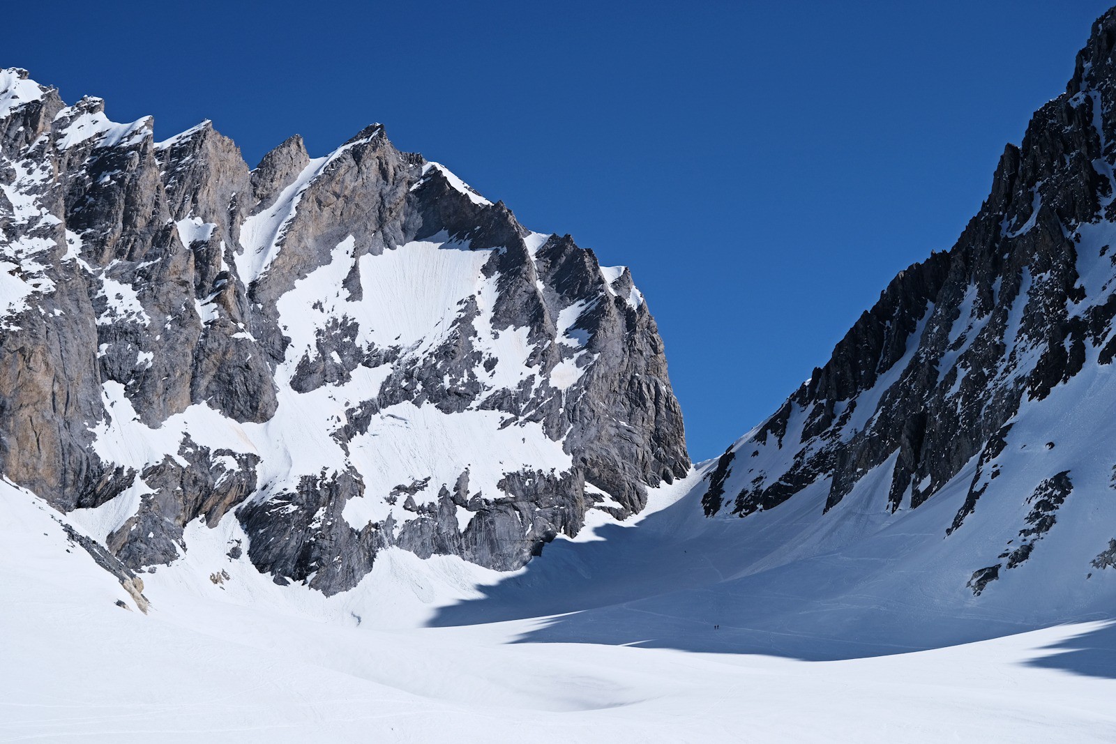 #14 La neige est encore bien dure sous le col où la neige n La neige est encore bien dure sous le col où la neige n'a pas encore été radoucie par le soleil.