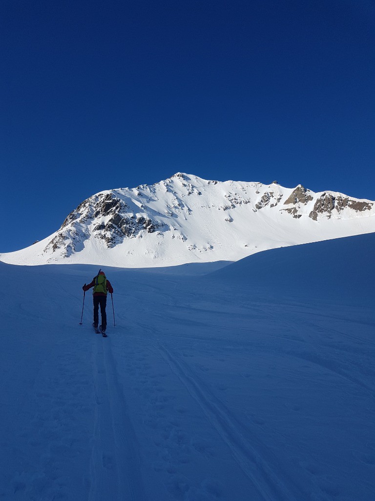 Montée dans le vallon, la face de comberousse nous tend les bras