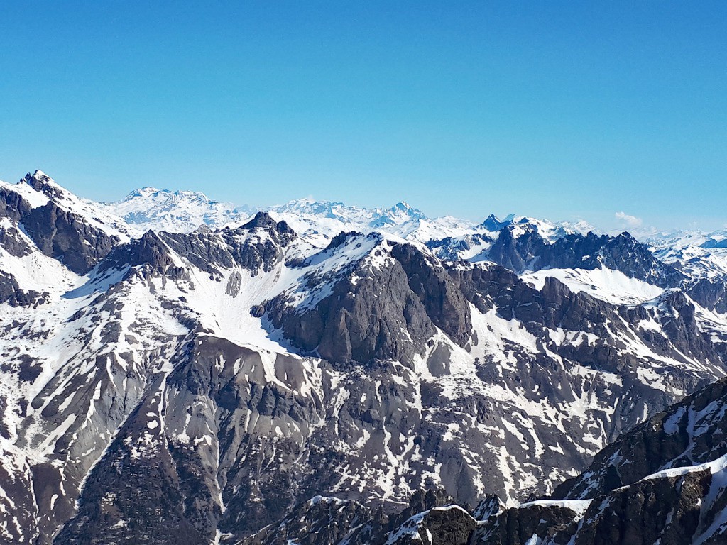 #6 Les Cerces dont la Tête Colombe sort de la saison des neiges Les Cerces dont la Tête Colombe sort de la saison des neiges