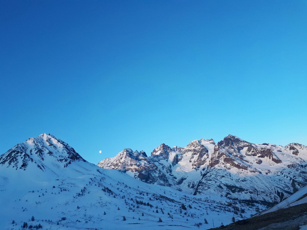 #1 Et la lune éclaire les sommets Et la lune éclaire les sommets