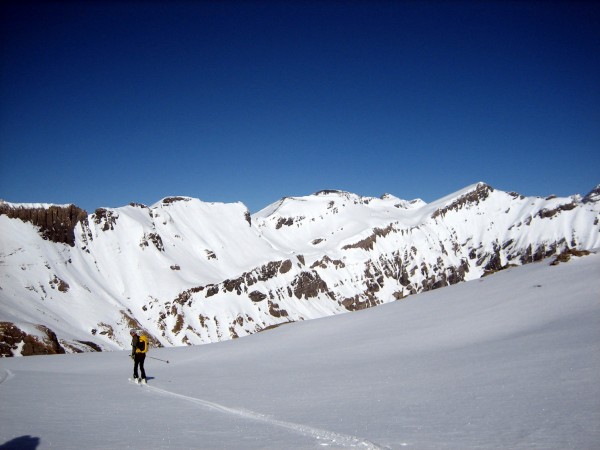 #4 Pointe de la Terrasse : François au début de la descente sur le lac avec au second plan la Pointe de Finive. Pointe de la Terrasse : François au début de la descente sur le lac avec au second plan la Pointe de Finive.
