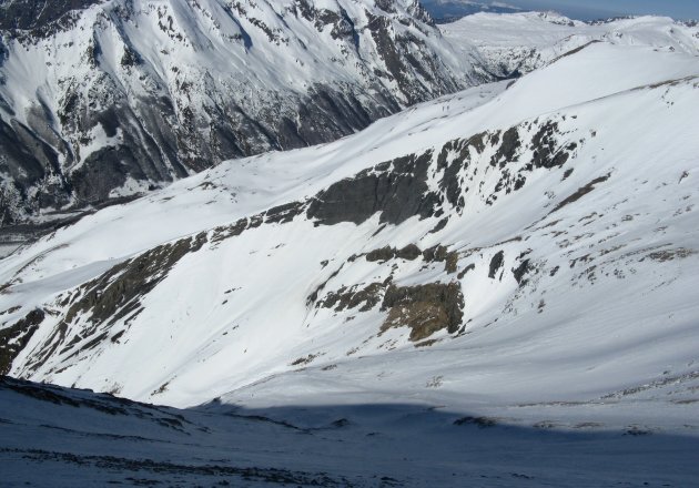 #1 La Combe : Depuis le Pré de la Vache, vue sur la Combe Ouest et sa sortie en rive droite (chemin visible en bas à gauche) La Combe : Depuis le Pré de la Vache, vue sur la Combe Ouest et sa sortie en rive droite (chemin visible en bas à gauche)