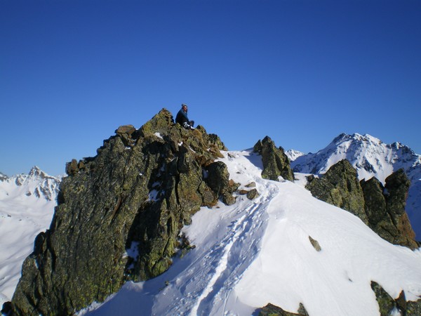 #6 Morétan : Pause comtemplative au sommet du Pic du Vay. Morétan : Pause comtemplative au sommet du Pic du Vay.