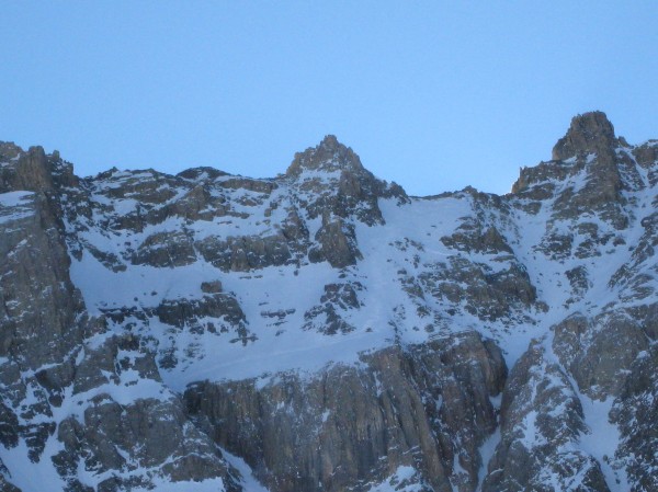 #7 Echarpe Nord : la traversée et la pente finale, couloir NE à droite. Echarpe Nord : la traversée et la pente finale, couloir NE à droite.