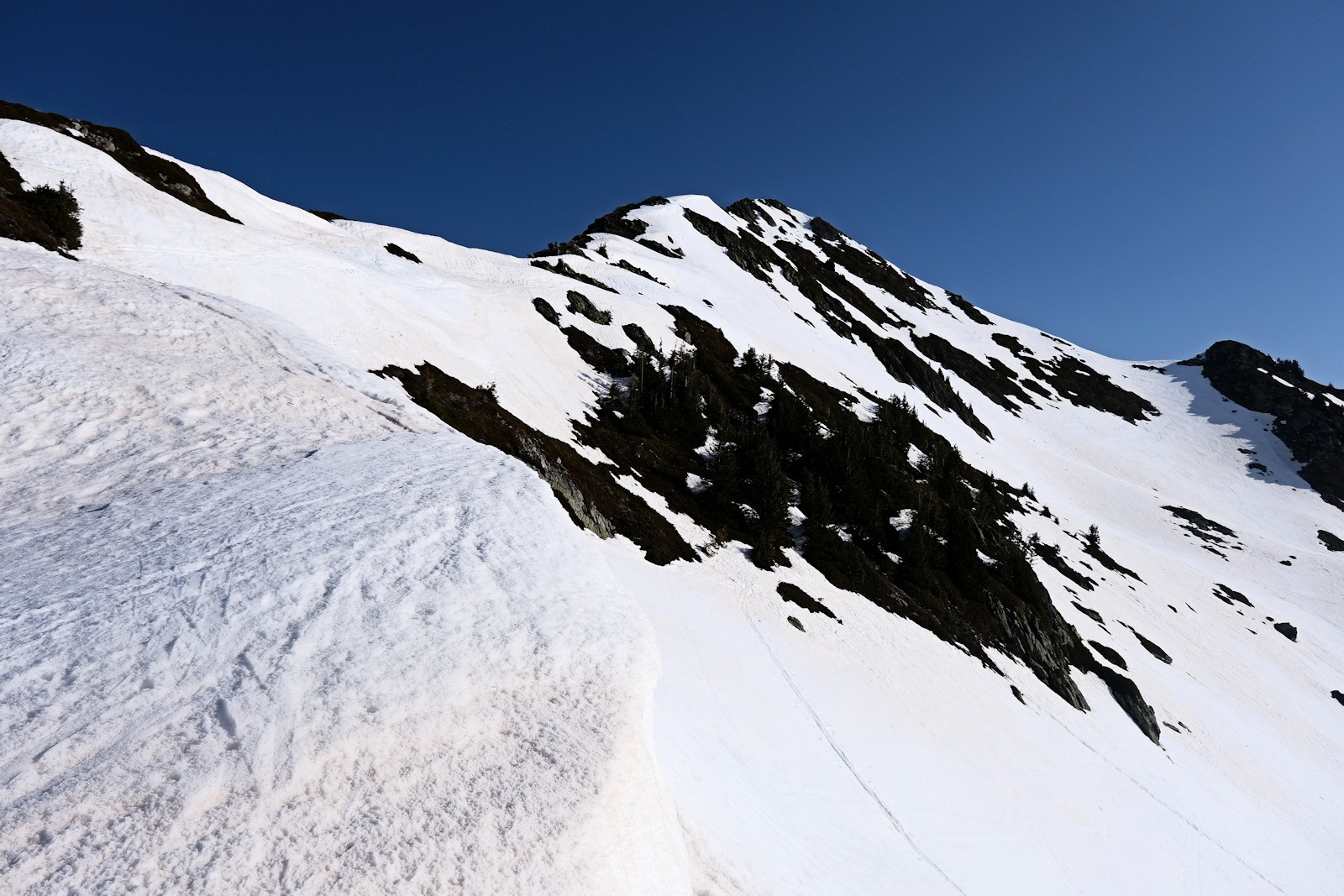 Du col de Charvan, le versant sud de la Dent du Corbeau.