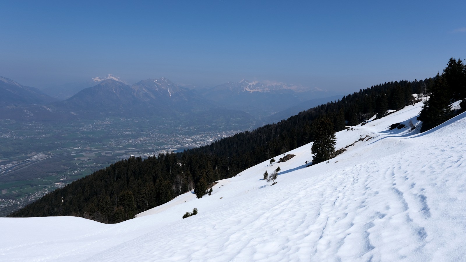 Sur la route de la Tuile.