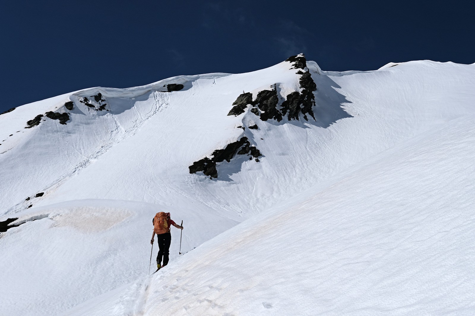 #12 Il ne reste plus qu Il ne reste plus qu'à rallier le Col de Charvan, par une ancienne trace de montée qui nous évite de zipper, la neige se ramollissant rapidement.