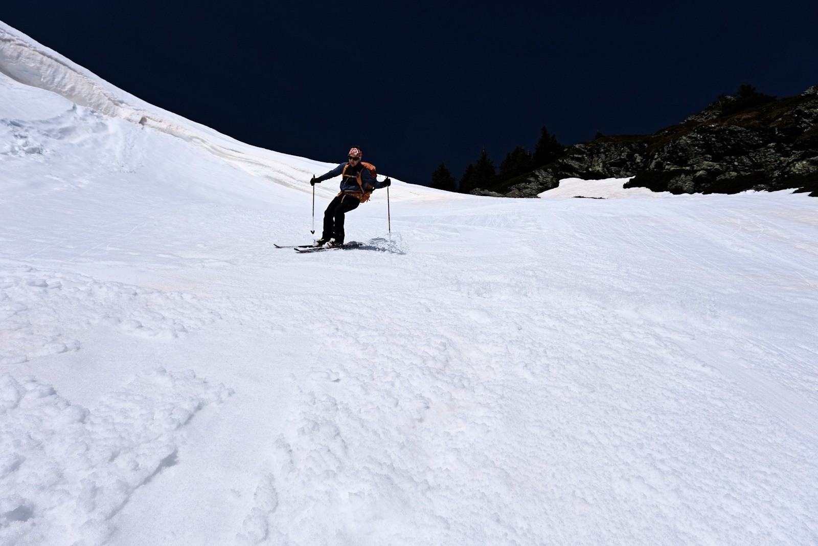 Nous poursuivons la descente entre petites barres rocheuses et goulets.