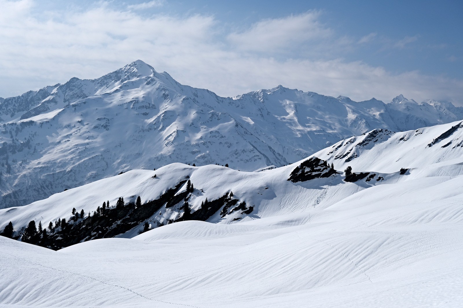 Les sommets de Lauzière sont, quant à eux, bien visibles : Mont Bellacha, Pointes de Marmottes Noires et de Combe Bronsin et l'esthétique triangle du Pic du Rognolet.