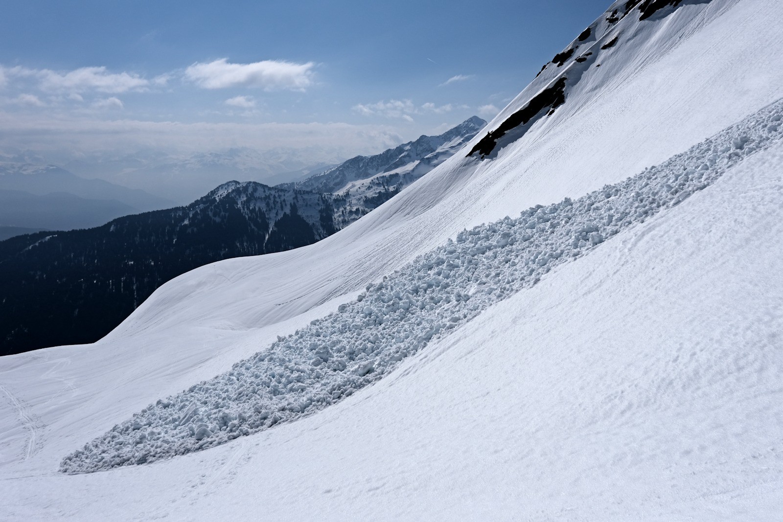 Coulée partie sous des rochers.