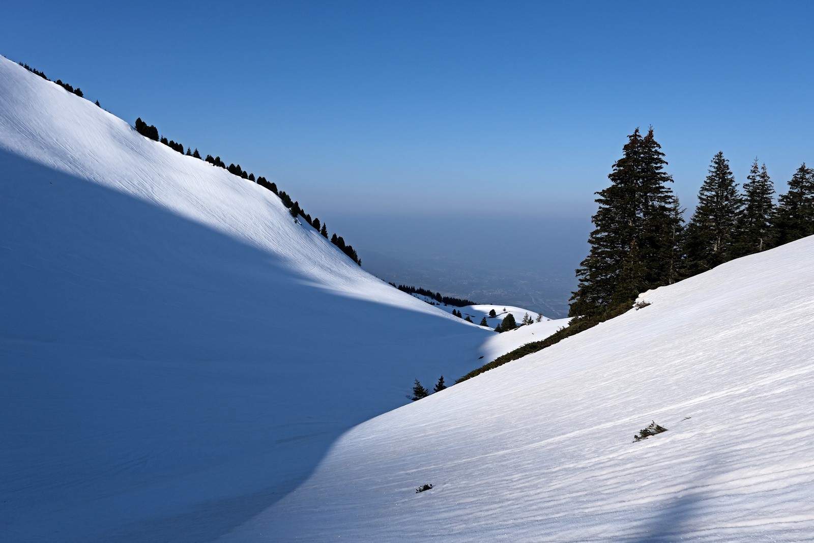 #2 Du côté de la Combe de Savoie, l Du côté de la Combe de Savoie, l'atmosphère est beaucoup moins limpide.