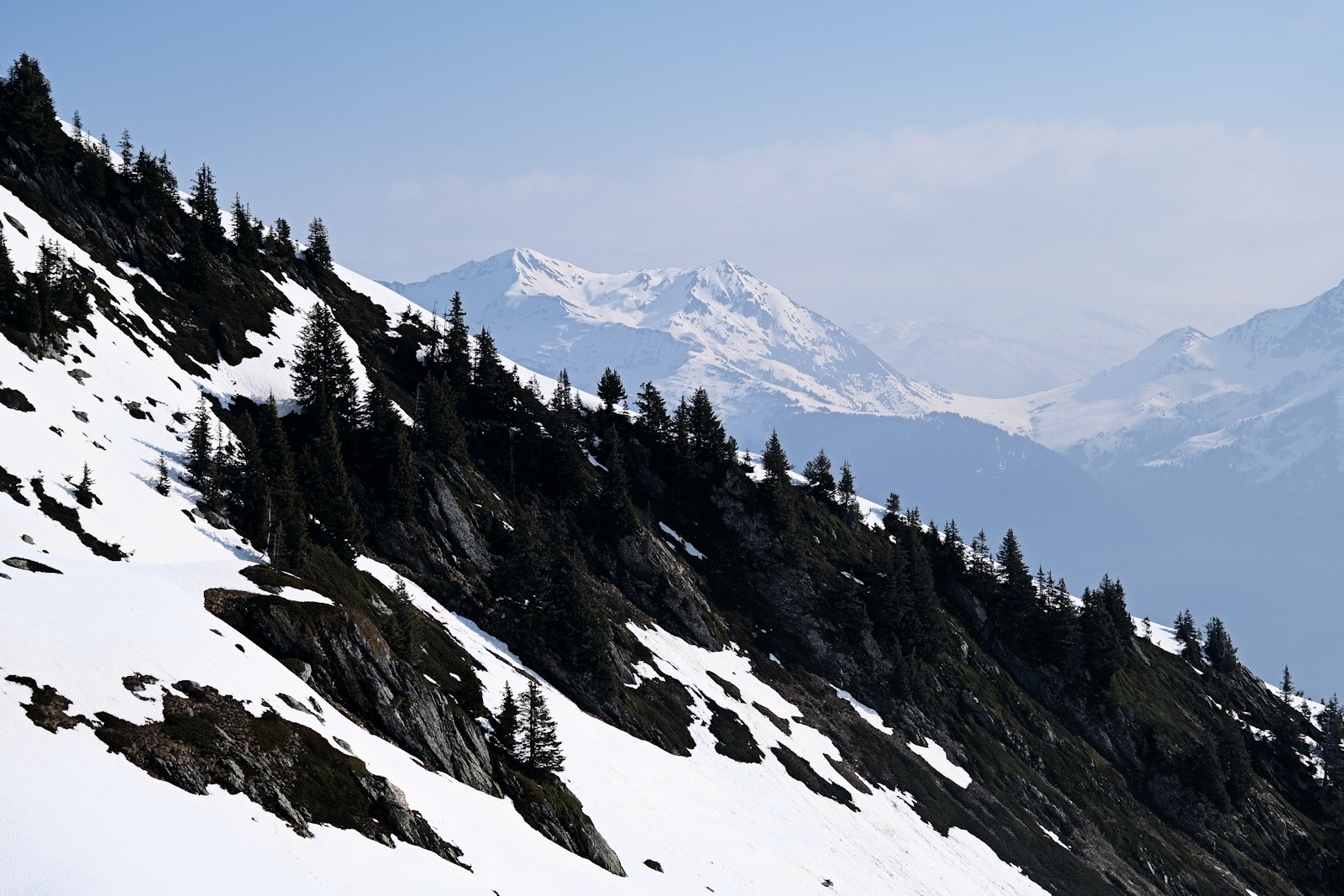 Le retour d'Est emprisonne les sommets du Beaufortain et de Vanoise.