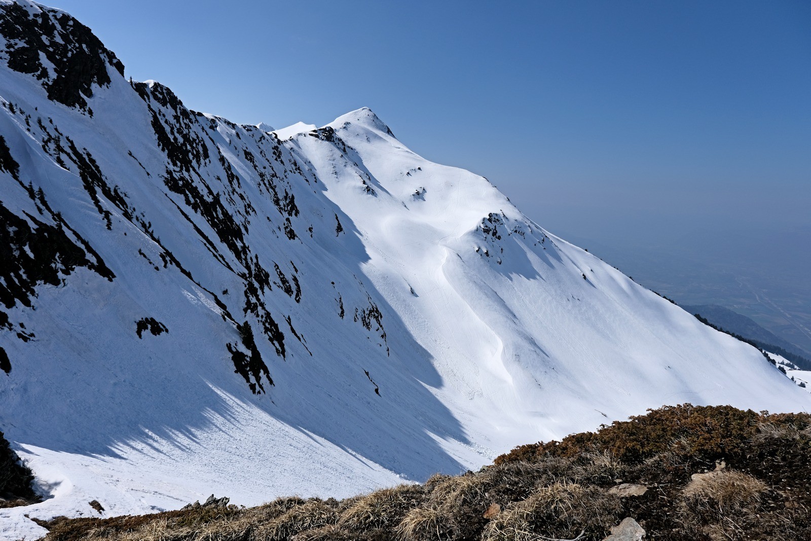 Du col, l'antécime de la tuile (2284 m).