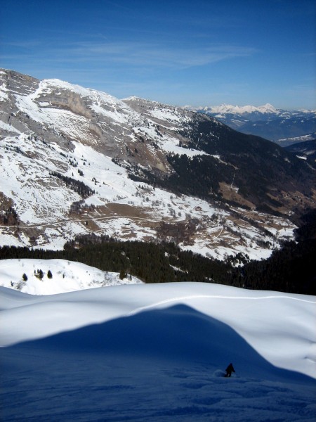 #7 Croix d Croix d'Almet : Véro descend sous la Pointe de Deux Heures (ou horloge!!) dans une super poudre avec au deuxième plan la combe de Servagin.