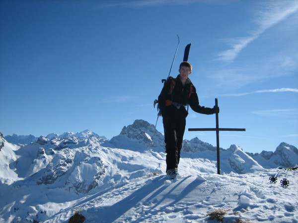 #3 Croix d Croix d'Almet : Valentin au sommet devant la Pointe Percée.