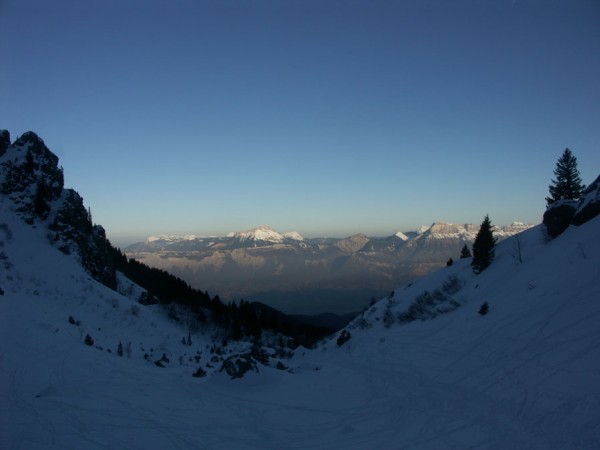 Lever de soleil sur Chartreuse : Lever de soleil sur la Chartreuse, au moment de quitter la trace qui continue vers le Croix de Belledonne.