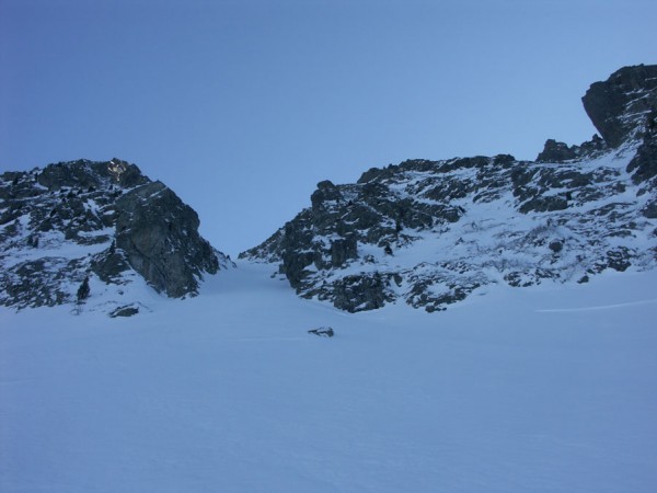 2ème couloir : La descente passe finalement vite et bien, alors une fois en bas en passant au pied de cet autre petit couloir l'envie est grande de le remonter et de remettre quelques virages, surtout que là en plus c'est pas tracé.