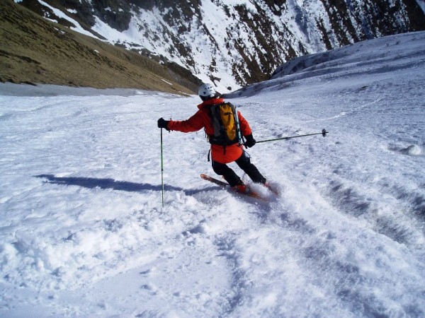#7 Bruno dans le couloir du bas : la neige est agréable à skier Bruno dans le couloir du bas : la neige est agréable à skier